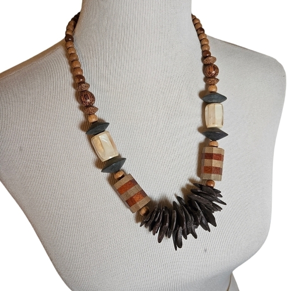 BEAUTIFUL Chunky Wooden Beads statement necklace. - Picture 1 of 8